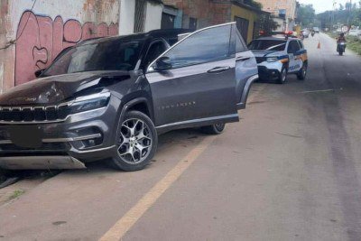 Durante a fuga, o suspeito bateu o carro contra outro que estava parado -  (crédito: PMMG)