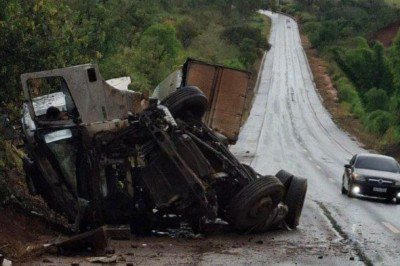 Os dois ocupantes do ve&iacute;culo sobreviveram ao acidente -  (crédito: Reprodu&ccedil;&atilde;o CBMMG)