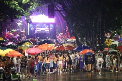 CarnaKvsh agita multid&atilde;o na Savassi, Regi&atilde;o Centro-Sul de BH, mesmo com chuva  -  (crédito: Marcos Vieira/EM/D.A Press)