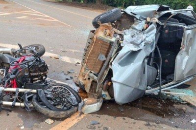 Uma colis&atilde;o entre uma moto e um carro, ocorrida neste domingo (8/2), provocou a amputa&ccedil;&atilde;o do bra&ccedil;o esquerdo do motociclista envolvido -  (crédito: Reprodu&ccedil;&atilde;o CBMMG)
