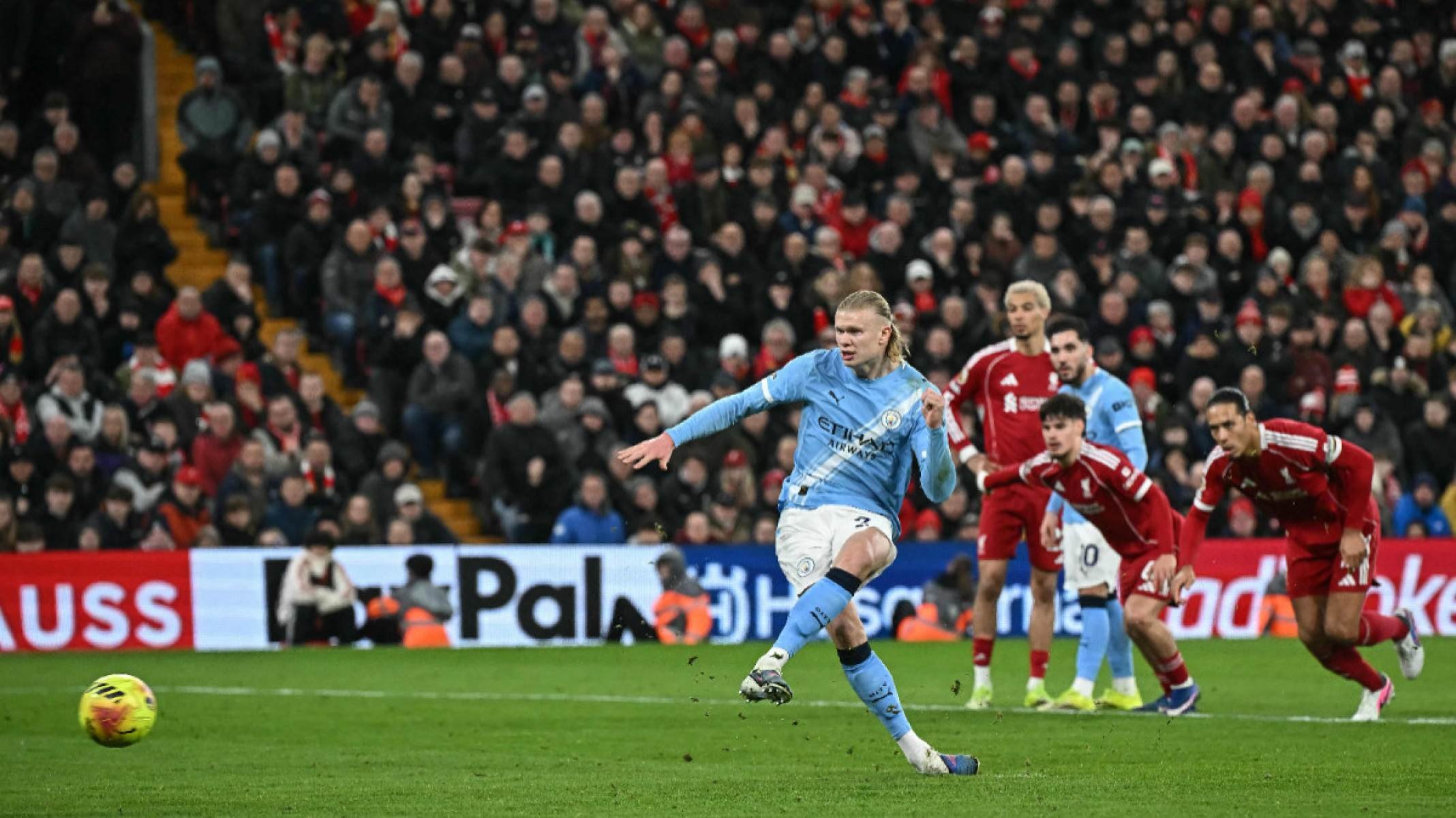 City vence Liverpool em final caótico e mantém caça ao líder na Premier League - No Ataque Internacional