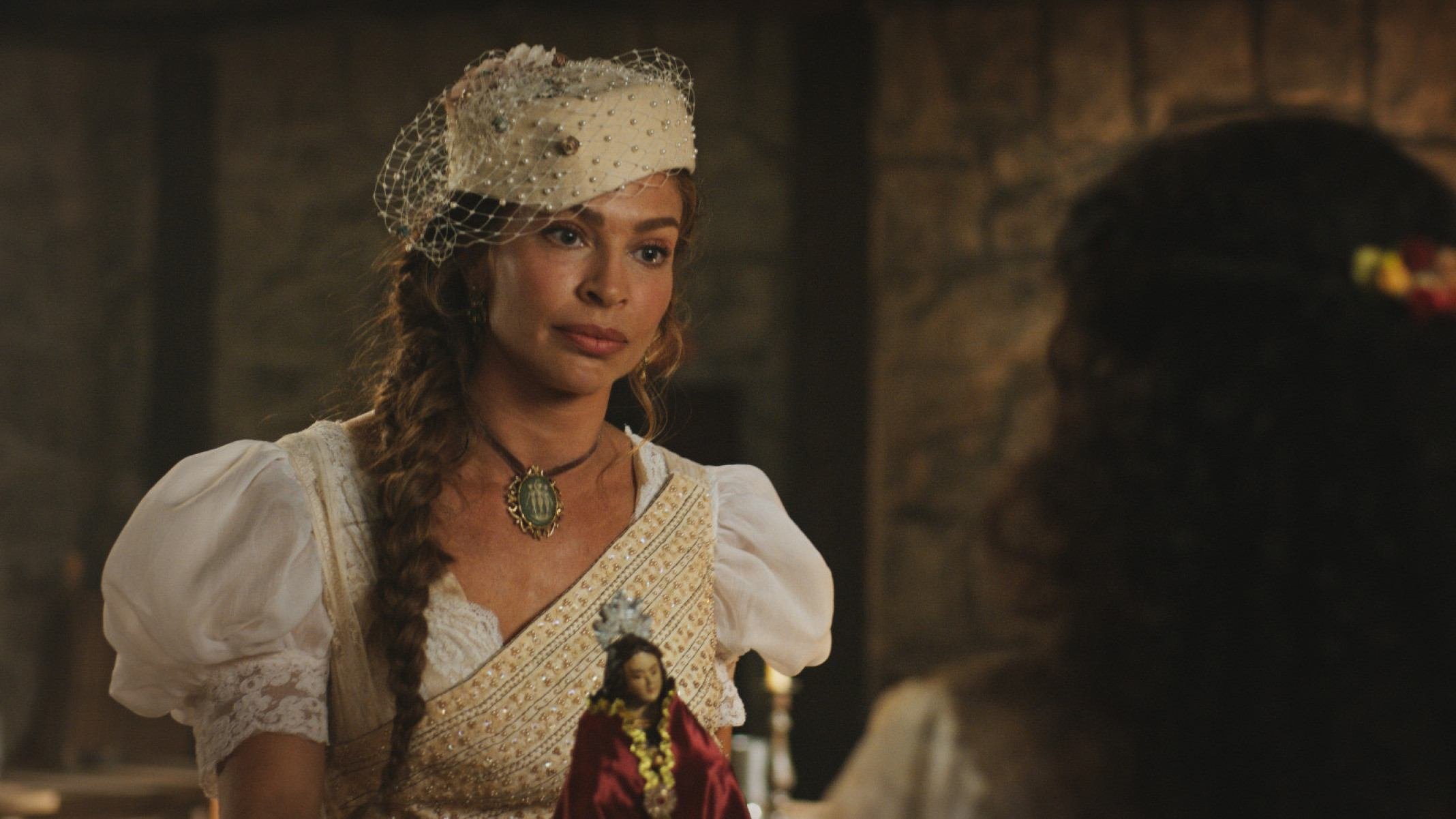 Atriz Grazi Massafera usa chap&eacute;u branco e figurino do s&eacute;culo 19 em cena da novela Dona Beja