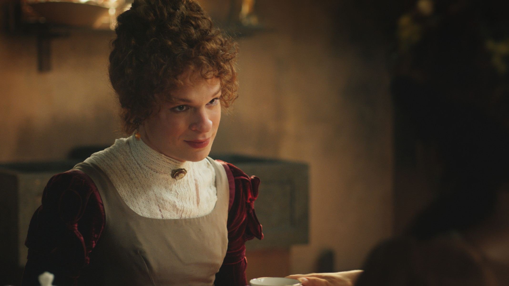  Ator Pedro Fasanaro usa vestido e acess&oacute;rios femininos como a personagem Severina, homem que se veste de mulher na novela Dona Beja 