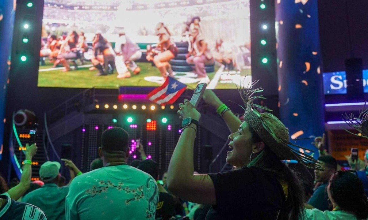 F&atilde;s reagem &agrave; apresenta&ccedil;&atilde;o de Bad Bunny no intervalo do Super Bowl durante uma festa para assistir ao evento em San Juan, Porto Rico, no domingo, 8 de fevereiro de 2026
