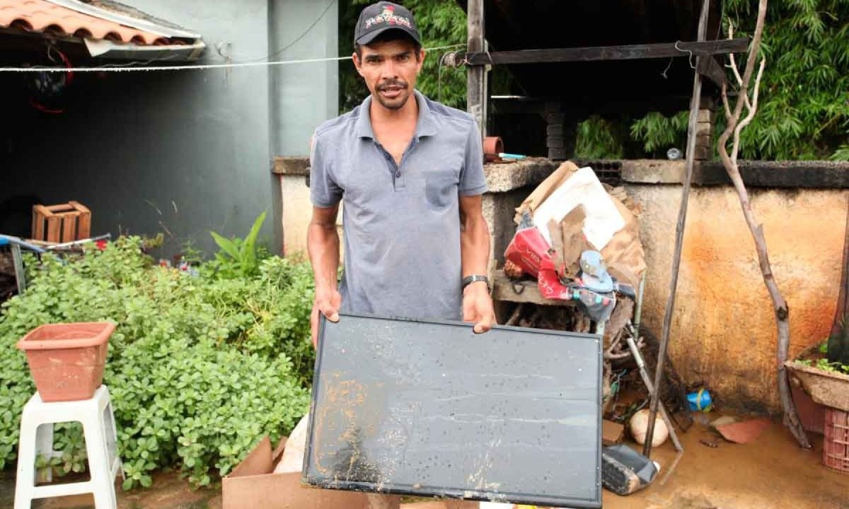 Depois da correria para salvar a fam&iacute;lia, Diogo enfrenta as perdas materiais:  