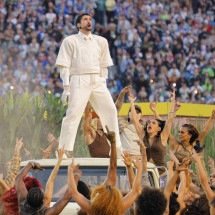 Bad Bunny brilha no Super Bowl e faz sua cidade em Porto Rico dançar - Reuters/Folha