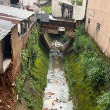 Chuvas afetam estrutura e muro de funerária cai em cidade mineira - Defesa Civil - Bicas / Reprodução 