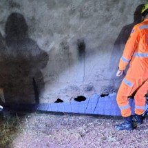 A Defesa Civil de Contagem fez o atendimento no local e identificou a necessidade de interdições nos dois imóveis afetados   -  (crédito: CBMMG / Reprodução)