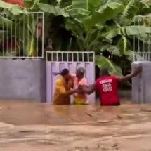Idosa é resgatada de enchente durante temporal em Jaboticatubas - Redes sociais/Reprodução
