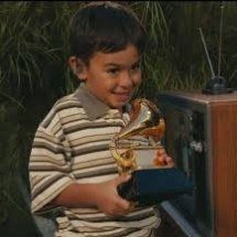 Quem é o garoto no show de Bad Bunny que recebe um Grammy das mãos do cantor - Reprodução/Super Bowl