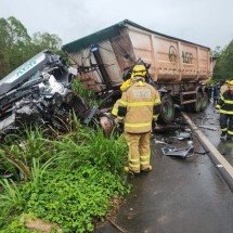 Acidente aconteceu na tarde desta segunda-feira (9/2) no km 531 da rodovia -  (crédito: CBMMG)