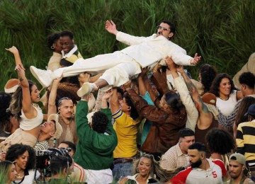 Bad Bunny é carregado por figurantes em apresentação no intervalo da decisão 2025/2026 da NFL; Trump não gostou do que viu -  (crédito: Reuters/Folhapress)