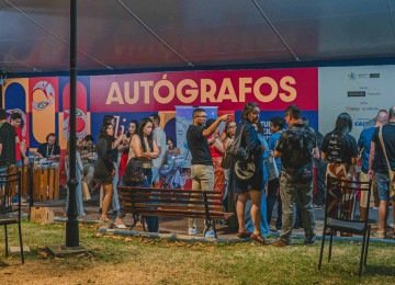 Projeto Central de Autógrafos foi realizado em festivais literários de Paracatu, Araxá e Petrópolis -  (crédito: Aline Reis/divulgação)