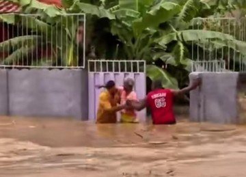 Idosa é resgatada de enchente em Jaboticatubas (MG) na tarde desse domingo (8/2) -  (crédito: Redes sociais/Reprodução)