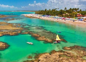 <p>Nos últimos anos, a região de Porto de Galinhas, no litoral sul de Pernambuco, tem se consolidado como um dos destinos mais populares do Nordeste.</p>
 -  (crédito: Wikimedia Commons/Jobosco)