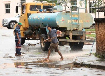 Passados os temporais, agentes da prefeitura e moradores limparam ruas de Jaboticatubas, tomadas por lama
 -  (crédito:  Edésio Ferreira/EM/D.A Press)