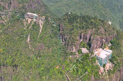 <p>Um percurso de trem localizado em Fuzhou, na província chinesa de Jiangxi, impressiona pelas paisagens de arrepiar a 1.200 metros de altura.</p>
 -  (crédito: Reprodução do Youtube Canal Travel East)