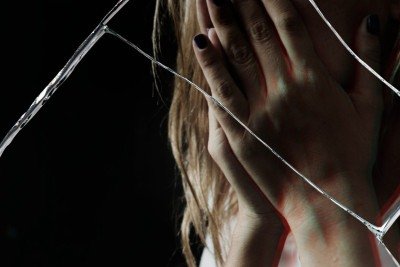 A legisla&ccedil;&atilde;o brasileira busca combater a viol&ecirc;ncia de g&ecirc;nero com penas mais severas para o feminic&iacute;dio, um crime que reflete a brutalidade contra a mulher. -  (crédito: Rawpixel via Freepik)