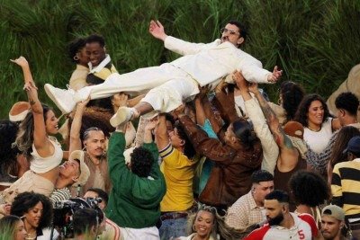 Bad Bunny em sua performance no Super Bowl, que enalteceu a Am&eacute;rica Latina e dividiu opini&otilde;es globalmente. -  (crédito: Reuters/Folhapress)