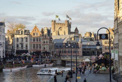 Os charmosos canais de Gent, ladeados por edif&iacute;cios hist&oacute;ricos e animados caf&eacute;s, s&atilde;o o cora&ccedil;&atilde;o social da cidade belga. -  (crédito: JAMES ARTHUR GEKIERE)