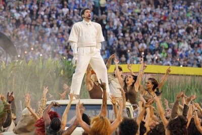 Bad Bunny em cima de um carro cercado de pessoas durante apresentação na final 2025/2026 do Superbowl, nos Estados Unidos -  (crédito: Reuters/Folha)