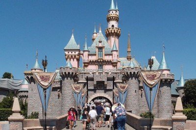 <p>Os parques da Disney são conhecidos pelos seus cenários realistas e atrações imersivas que encantam o público, mas tem uma história surreal sobre esse lugar mágico que pouca gente conhece.</p>
 -  (crédito: wikimedia commons Tuxyso)