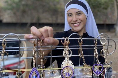 <p>Conhecida como irmã Eva — nome religioso de Kamila Cardoso —, ela começou a ganhar destaque após um vídeo em que aparece vendendo terços em um bar de Goiânia.</p>
 -  (crédito: Arquivo pessoal/ Kamila Cardoso

)