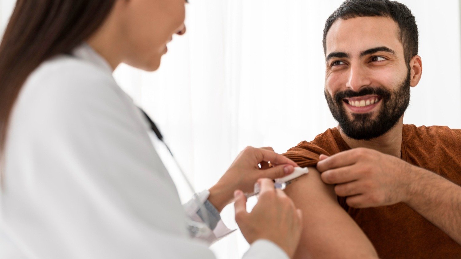 O calendário de vacinação do adulto: quais vacinas você precisa tomar? - Freepik