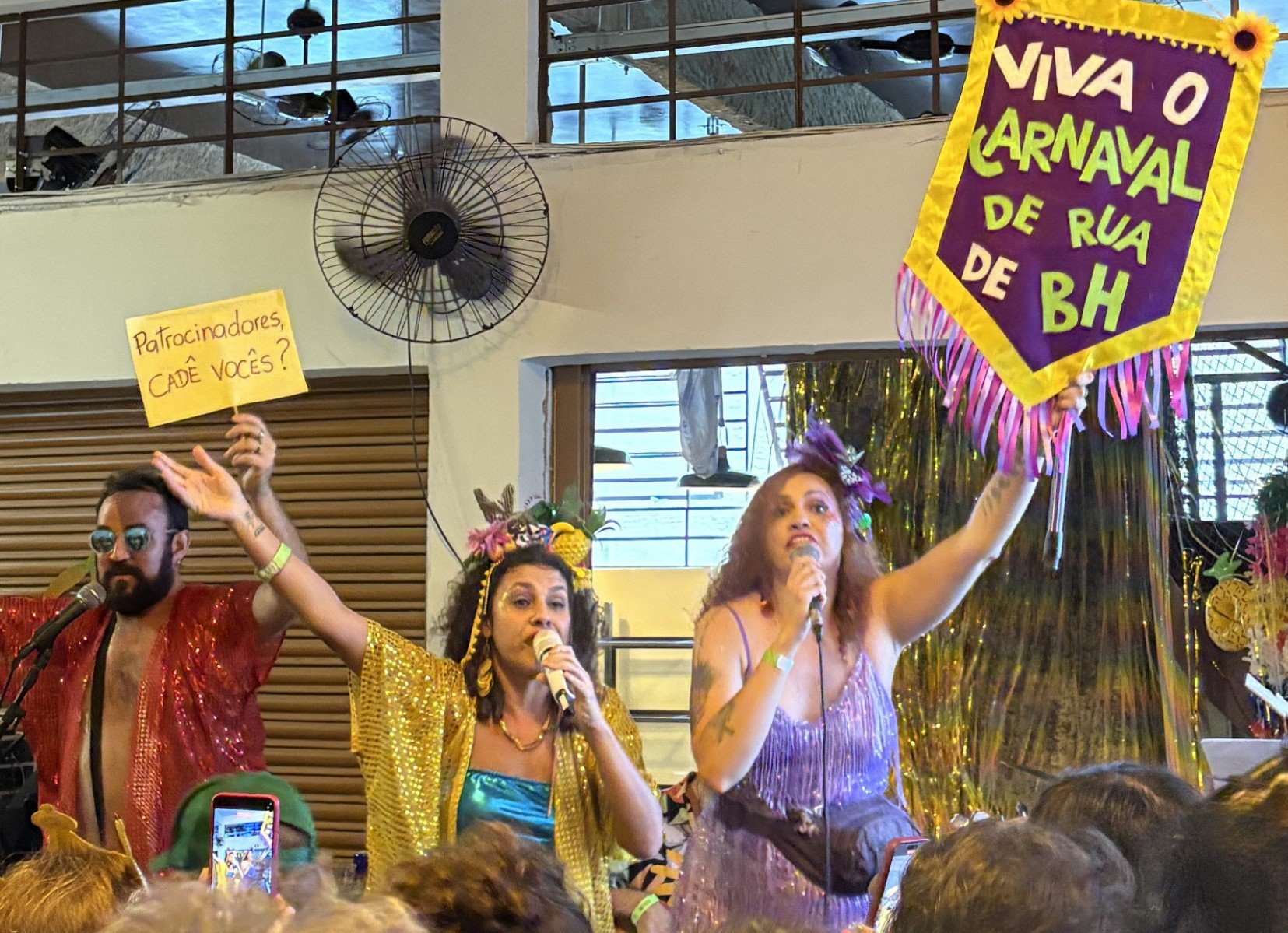 Trio de m&uacute;sicos canta marchinhas de carnaval no Bar Pirex