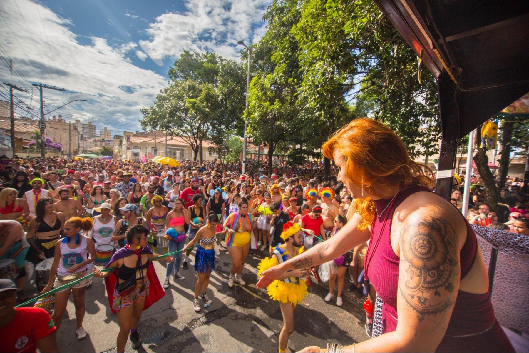 A banda do Lav&ocirc;, T&aacute; Novo! re&uacute;ne vocalistas e m&uacute;sicos que conduzem o cortejo ao lado de uma bateria formada por cerca de 250 integrantes