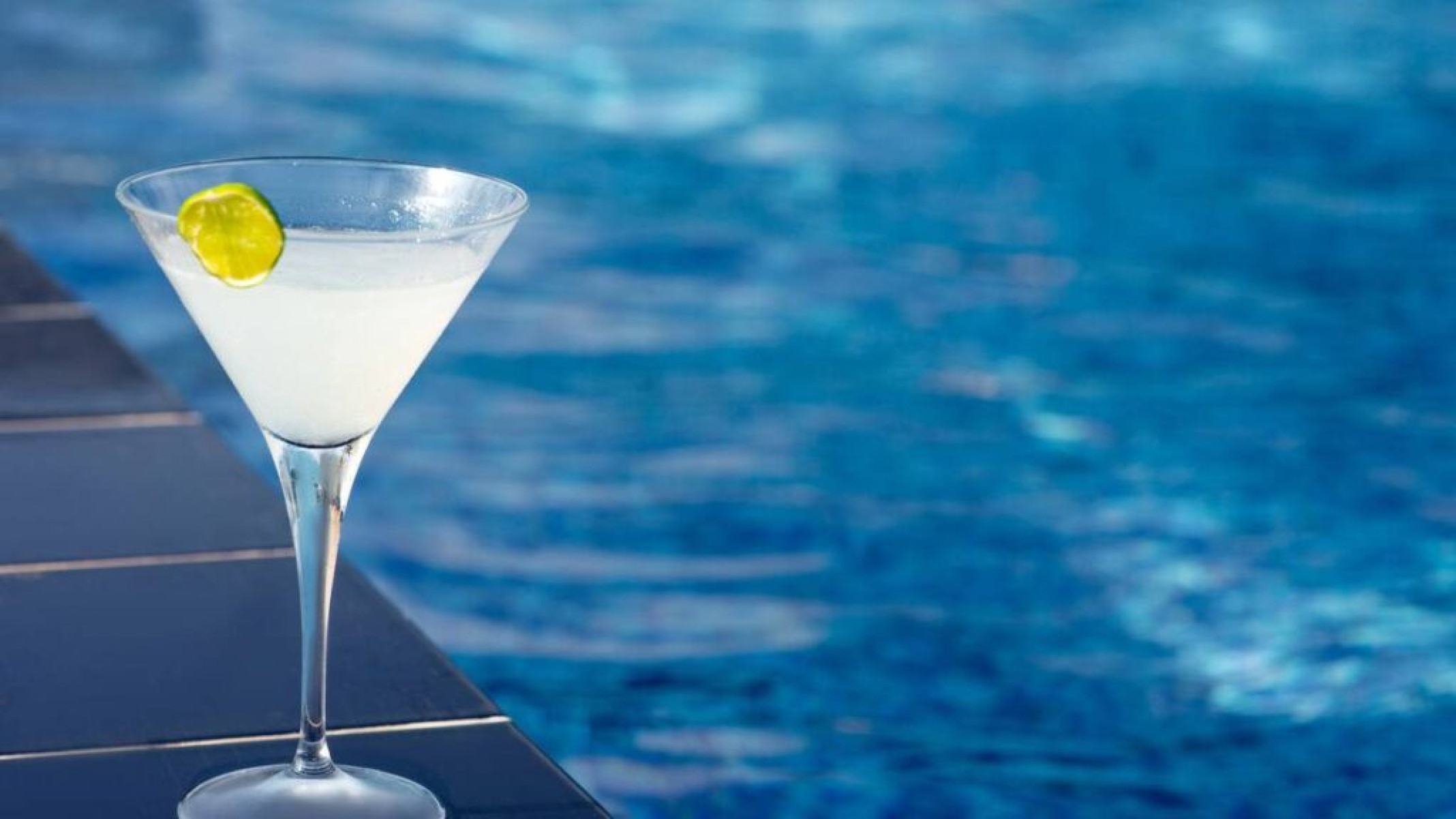 Por que a taça para se tomar martini é tão diferente? - Portal Giro 10