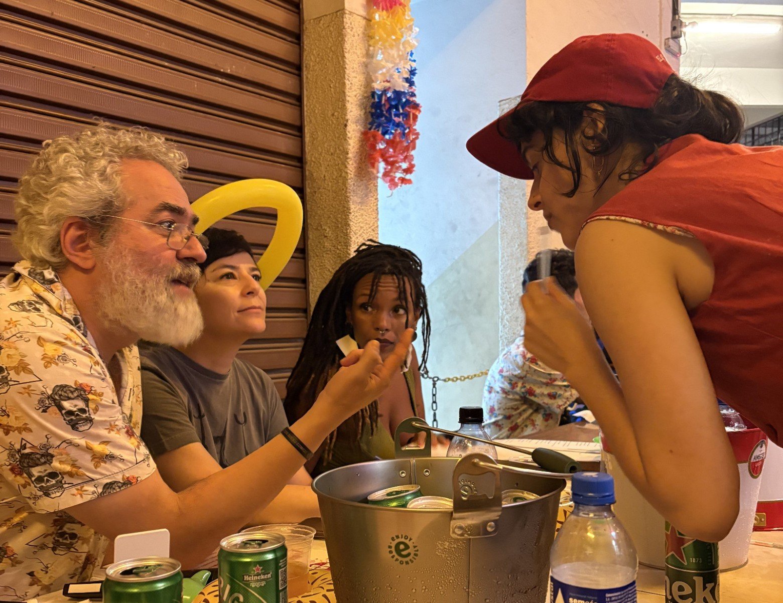 Os jurados Kuru Lima, Fernanda Takai e Nath Rodrigues est&atilde;o sentados e Am&eacute;lia Carmo (em p&eacute;), durante o concurso de marchinhas do Bar Pirex, em BH