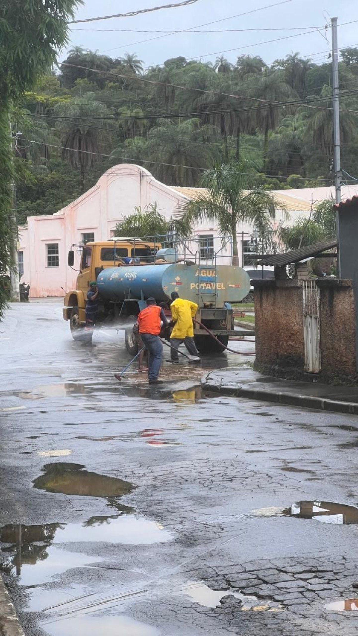 Chuva forte causa estragos em Jaboticatubas, na Grande BH.