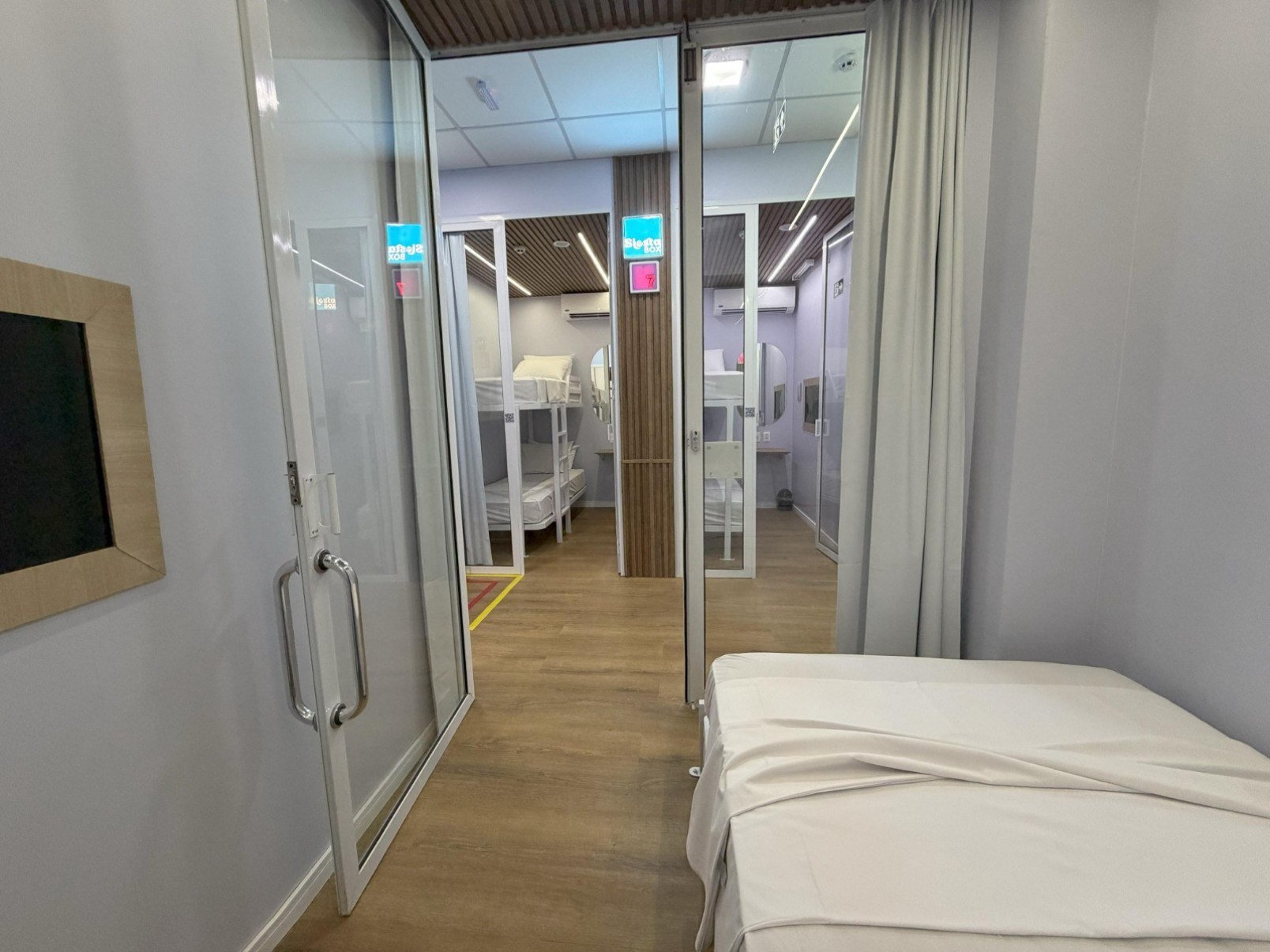 Cada cabine tem cerca de 5 m&sup2; : a maioria com beliche, mas uma unidade especial tem cama de casal 