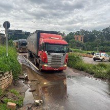 Motoristas passam por esgoto para desviar de protesto no Anel de BH - Wellington Barbosa/EM/DA Press