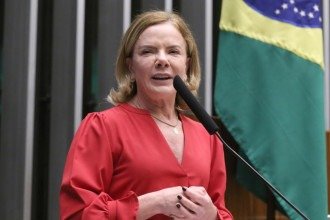 Gleisi Hoffmann discursou em sessão solene em homenagem ao aniversário do PT -  (crédito: Kayo Magalhães / Câmara dos Deputados)