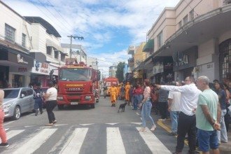 Vítima de eletrocussão despencou sobre marquise na rua Barão de Piumhi, no centro de Formiga -  (crédito: CBMMG)