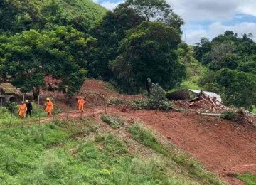 Quatro pessoas morreram soterradas depois de um açude romper e atingir parte de uma casa -  (crédito: Corpo de Bombeiros Militar/Divulgação)