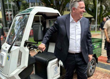 O modelo do carro é 100% elétrico e pode fazer até 100 quilômetros por dia -  (crédito: Quéren Hapuque/EM/DA Press)