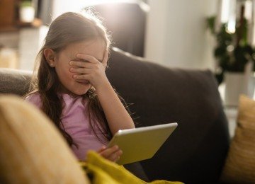 O cérebro infantil é altamente plástico, mas também vulnerável, necessitando  de previsibilidade, vínculos, experiências sensoriais reais e pausas -  (crédito: Freepik)