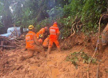 Sexta morte causada pela chuva em Minas Gerais é registrada em Muriaé (MG) -  (crédito: CBMMG/Divulgação)