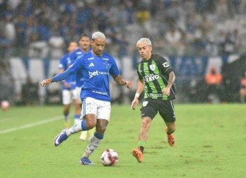Cruzeiro, de Mateus Pereira (E), que venceu o clássico contra o América, no fim de semana, terá pela frente, hoje, às 19h, o Mirassol, pelo Brasileiro -  (crédito: Ramon Lisboa/EM/D.A. Press)