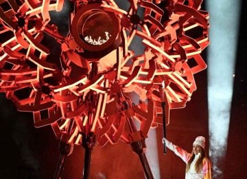 A atleta italiana Sofia Goggia acende a chama olímpica, na abertura dos Jogos de Inverno, em em Cortina d'Ampezzo, no Norte da Itália -  (crédito: Tiziana FABI / AFP)