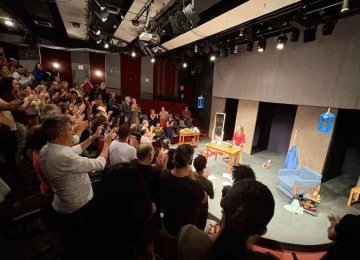 Mesmo com chuva, o público encheu o Teatro da Cidade para ver o ensaio aberto de 'Dona Doida'
 -  (crédito: Helvécio Carlos/EM/DA Press)