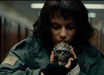 Apito vindo de misterioso cachimbo asteca p&otilde;e a jovem Chrys (Dafne Keen) em perigo no filme "O som da morte", dirigido por Corin Hardy, de 'A freira' -  (crédito: IFC SHUDDER/DIVULGA&Ccedil;&Atilde;O)