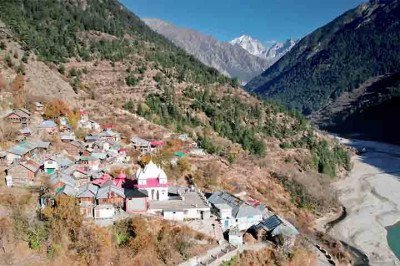 <p>Uma situação extrema enfrentada por crianças em vilarejos montanhosos do distrito de Pithoragarh, em Uttarakhand, no norte da Índia, chama a atenção do mundo todo.</p>
 -  (crédito: Reprodução do Youtube Canal Kanishk Gupta)