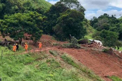Quatro pessoas morreram soterradas depois de um açude romper e atingir parte de uma casa -  (crédito: Corpo de Bombeiros Militar/Divulgação)