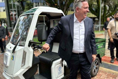 O modelo do carro é 100% elétrico e pode fazer até 100 quilômetros por dia -  (crédito: Quéren Hapuque/EM/DA Press)