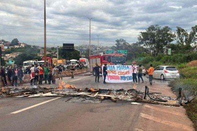O protesto bloqueou os dois sentidos da via -  (crédito: Wellington Barbosa/EM/D.A Press)