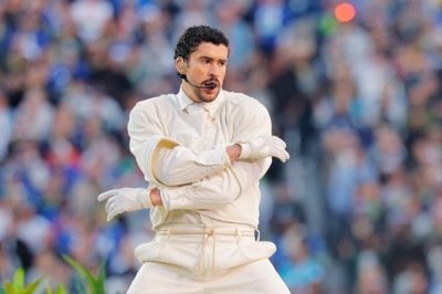 Bad Bunny segura a bandeira de Porto Rico no Super Bowl -  (crédito: Chris Torres/EPA/Shutterstock)